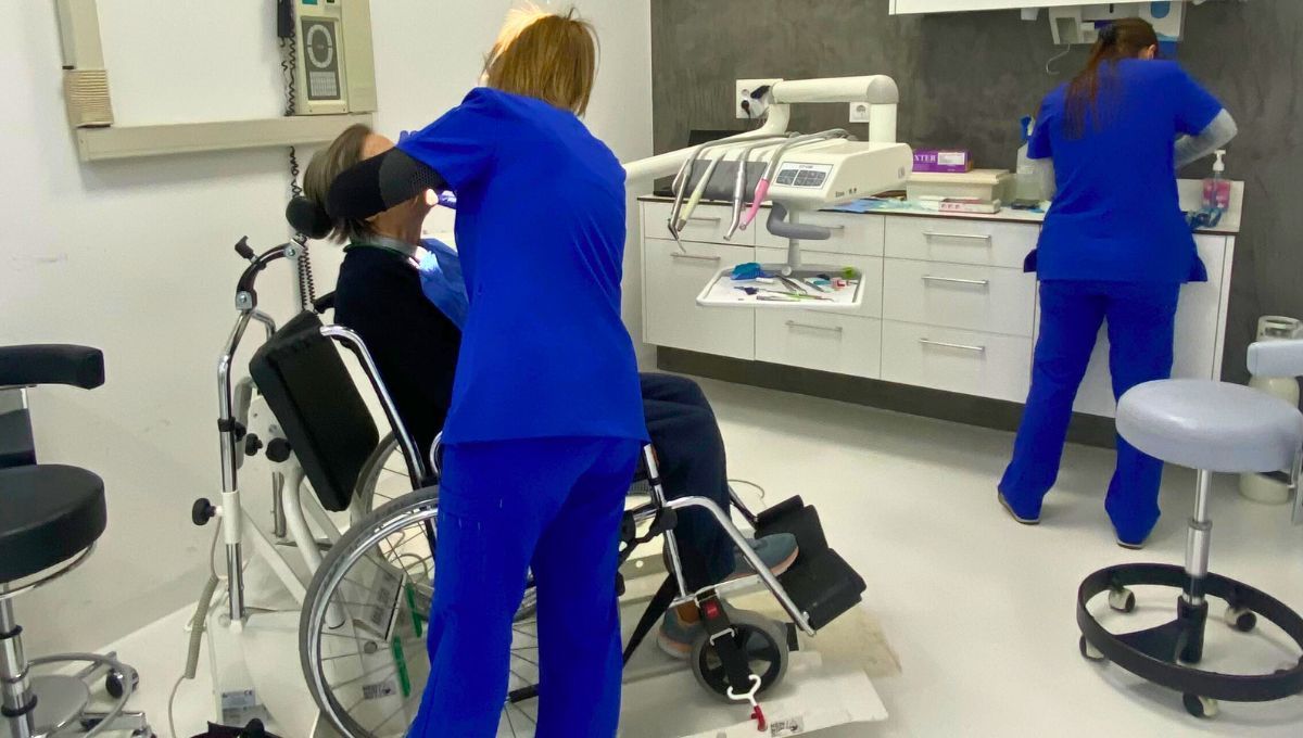 Odontólogo realizando un tratamiento a un paciente con necesidades especiales (Foto cedida por Sermade)