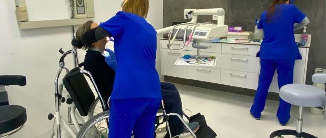 Odontólogo realizando un tratamiento a un paciente con necesidades especiales (Foto cedida por Sermade)