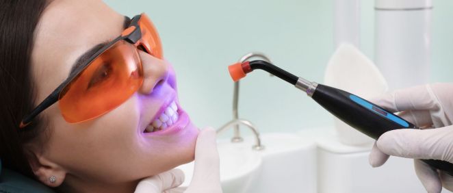 Mujer sometiendose a un blanqueamiento dental (Fuente: Canva)