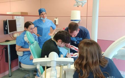 Odontología de la UCM permite a sus estudiantes "aprender educando" a personas con discapacidad