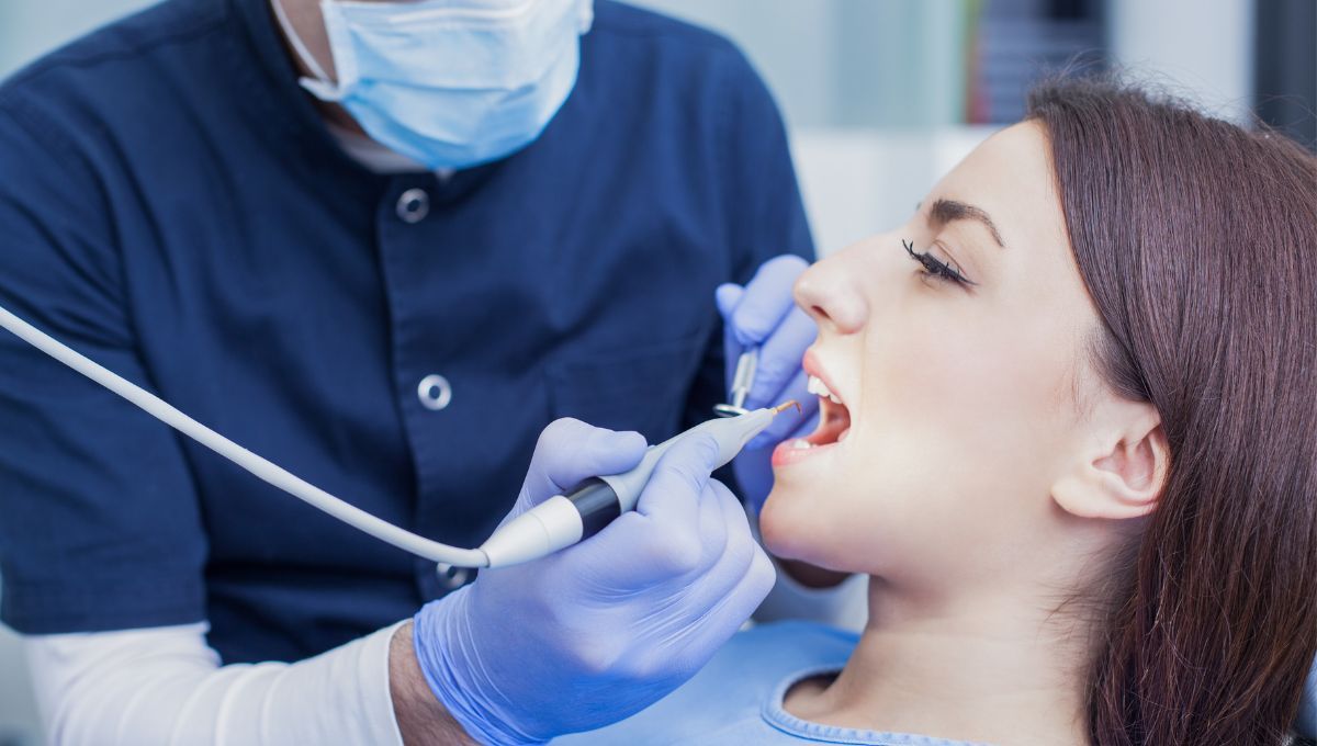 Mujer en la consulta del dentista (Fuente: Canva)