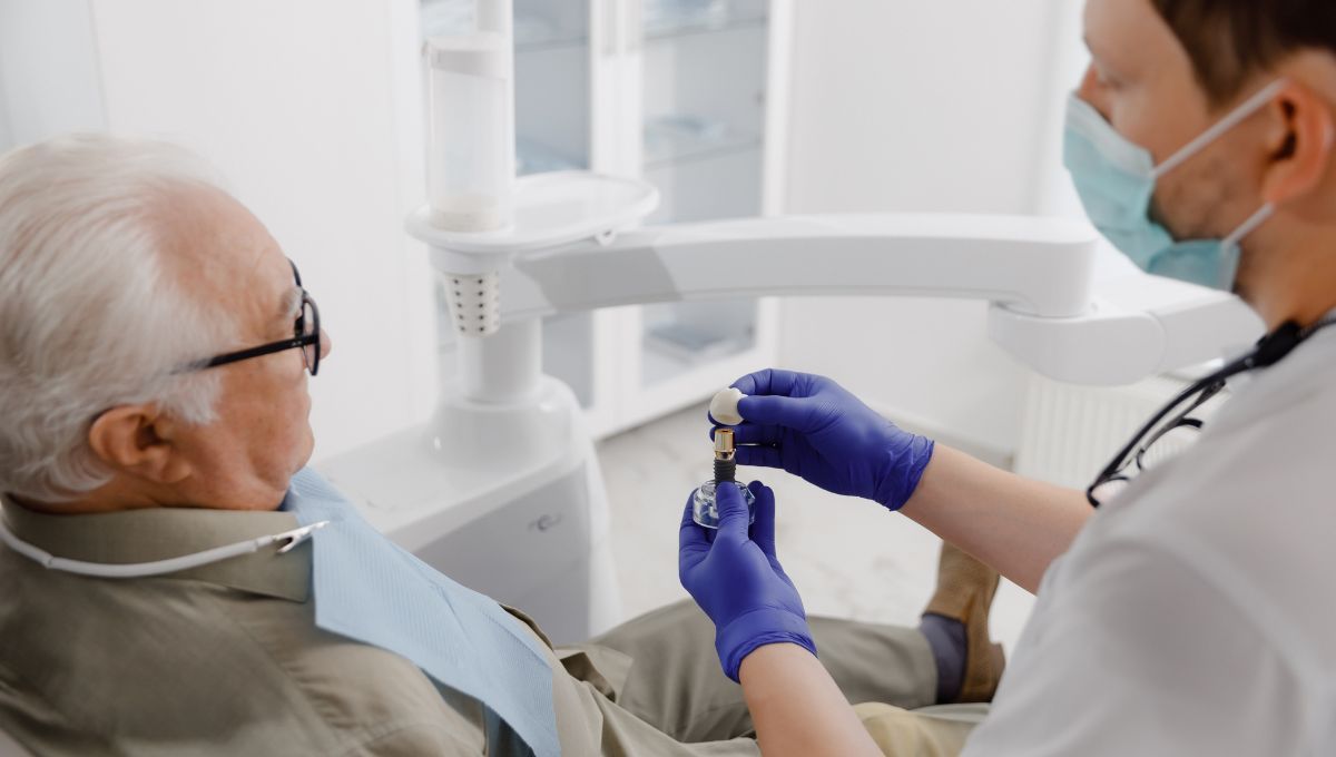 Odontólogo explica a un paciente el funcionamiento de un implante dental (Fuente: Canva)