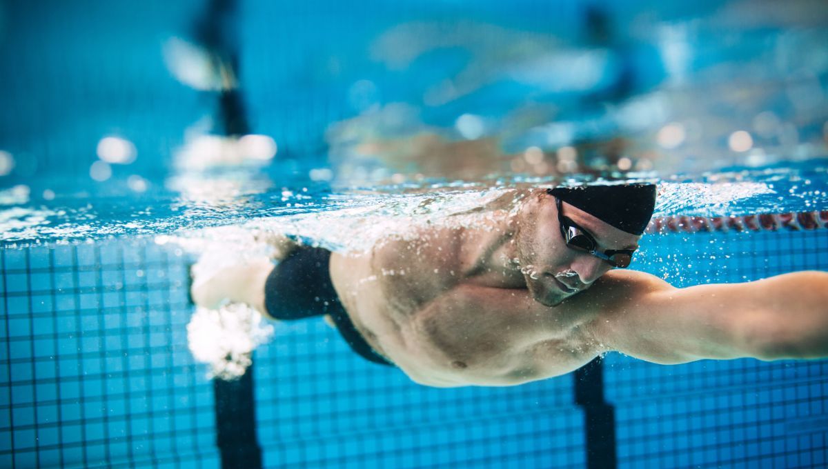 Nadador en piscina (Fuente: Canva)