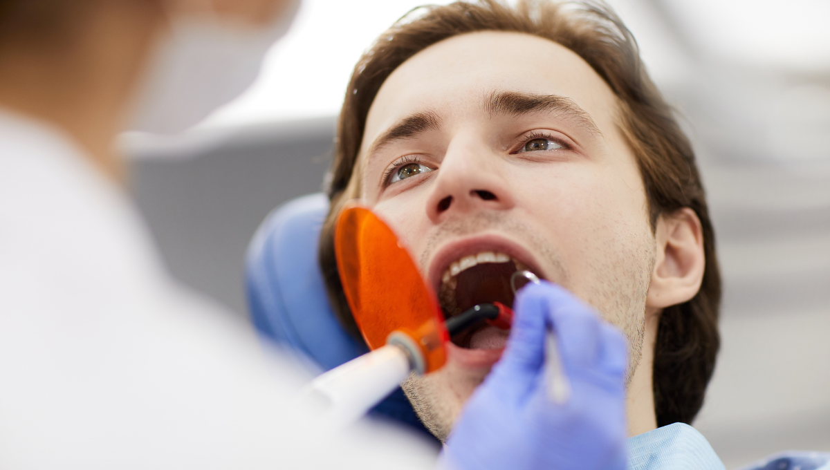 Dentista aplicando tecnología láser (Fuente: Canva)
