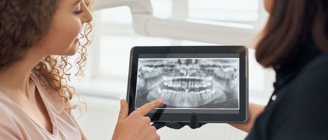 Radiografía de paciente con dientes desgastados (Foto. Freepik)