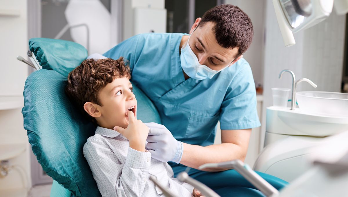 Niño con caries en la consulta del dentistas (Fuente: Canva)