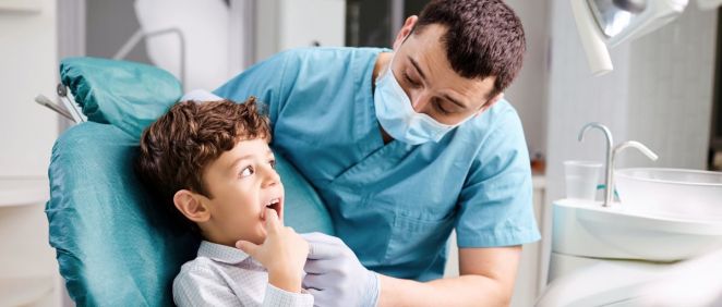 Niño con caries en la consulta del dentistas (Fuente: Canva)