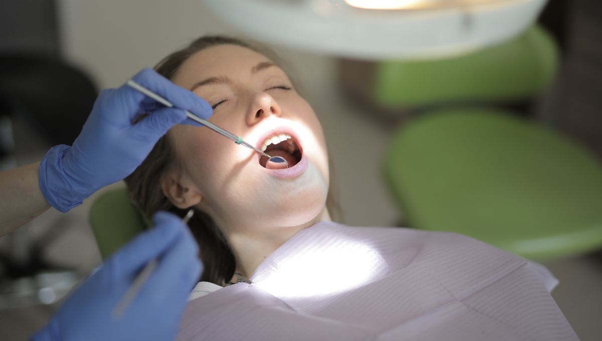 Paciente durante un tratamiento en la consulta dental (Fuente: Canva)
