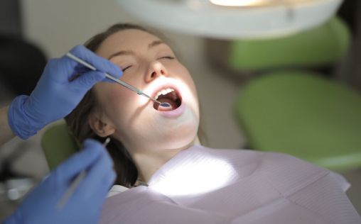 ¿Qué es la sedación consciente y por qué ayuda a evitar el miedo a ir al dentista?