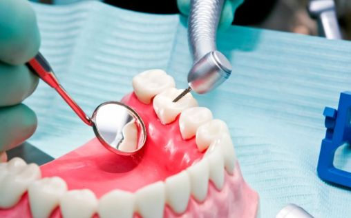 La Delegación de Cádiz forma en Odontología de mínima intervención a 70 dentistas de la provincia