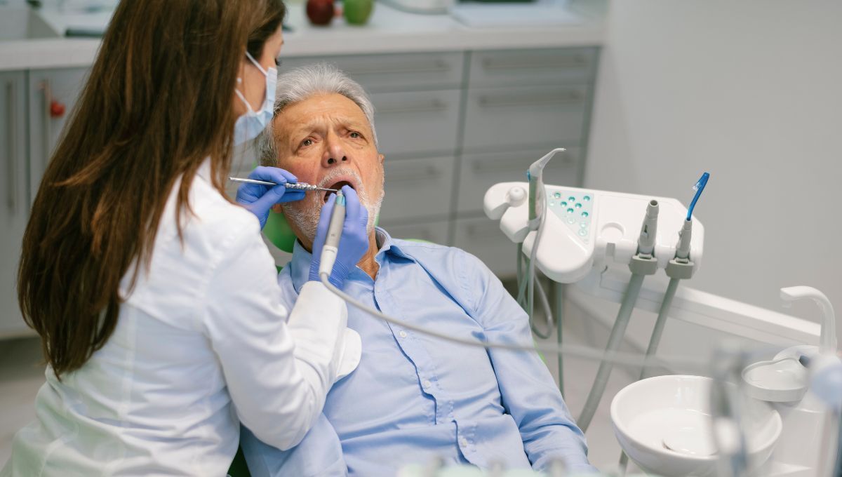 Adulto mayor de 60 años en el dentista (Fuente: Canva)