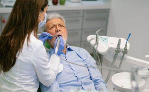 Los dentistas alertan de los problemas que amenazan la salud dental a partir de los 60 años