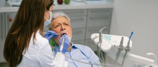 Adulto mayor de 60 años en el dentista (Fuente: Canva)