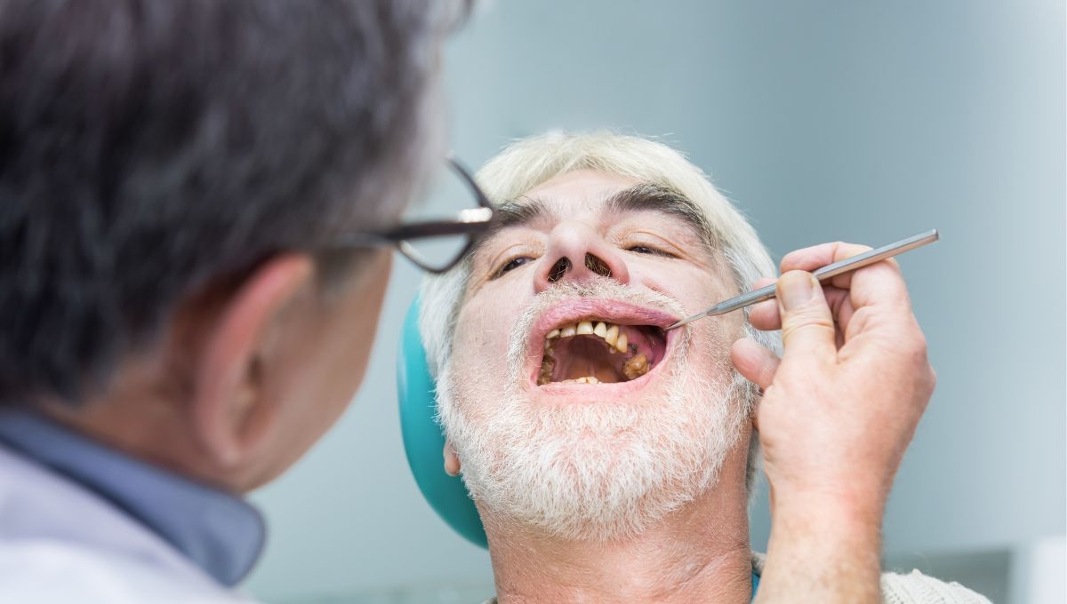 Paciente en una revisión en el dentista para evitar el cáncer oral (Fuente Canva)