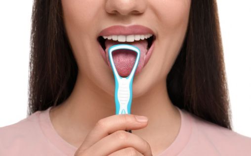 La lengua acumula bacterias y restos de comida: así debes limpiarla