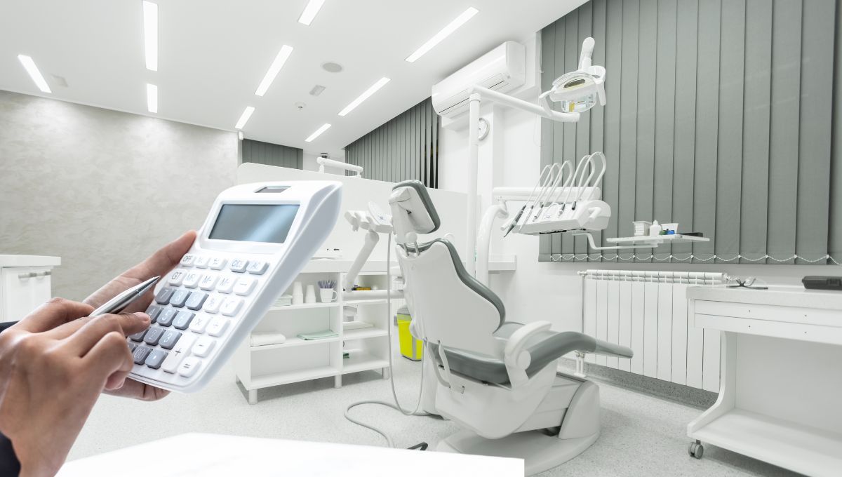 Persona con calculadora en consulta dental (Montaje Consalud)