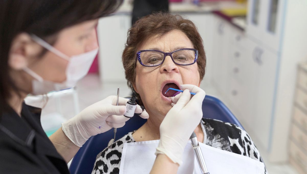 Persona mayor en la consulta del dentista revisando su salud oral (Fuente: Canva)