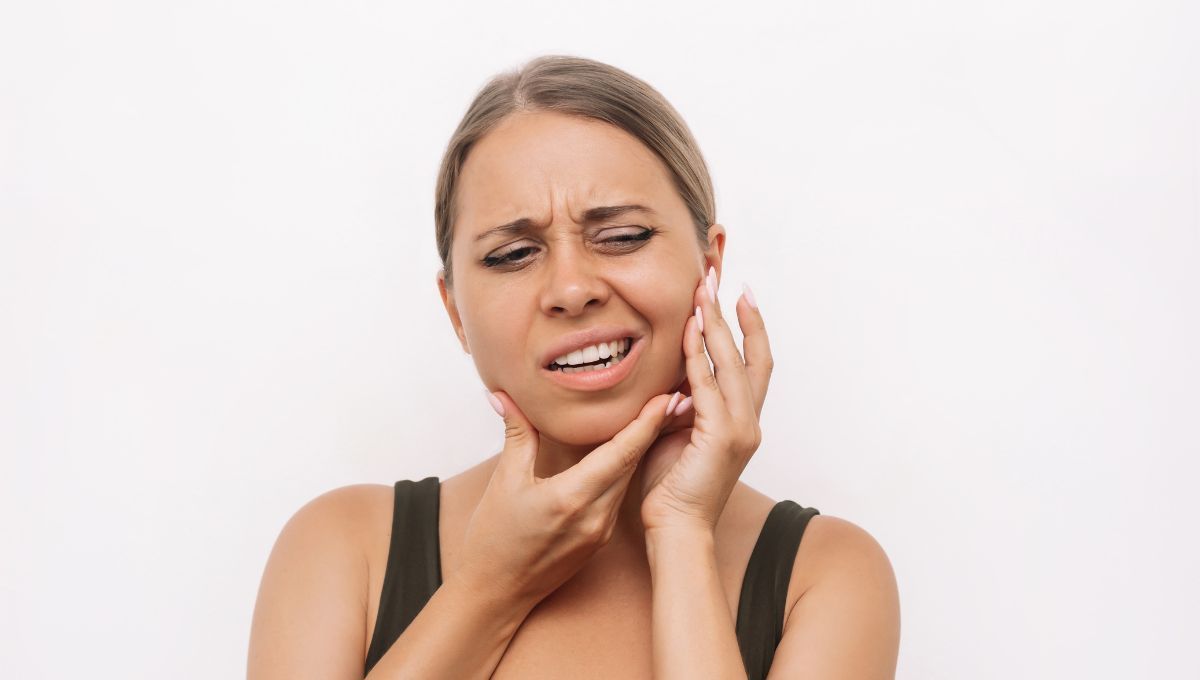 Mujer con dolor mandibular (Fuente: Canva)