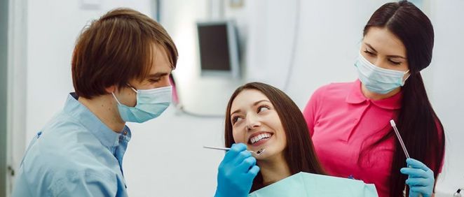 Interponer la férula entre los arcos dentales del paciente, evita que continúe el desgaste dental por fricción mecánica entre la superior y la inferior