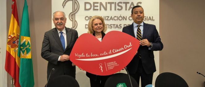 De izquierda a derecha: Juan Seoane Lestón, Mayra Gómez Kemp y Óscar Castro Reino, en la presentación de la cuarta Campaña para el Diagnóstico Precoz del Cáncer Oral