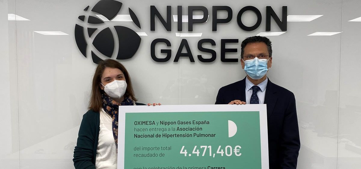 El director general de Oximesa y Nippon Gases, Jorge Huertas, hizo entrega a Sara Heras, en representación de la ANHP, del importe recaudado.