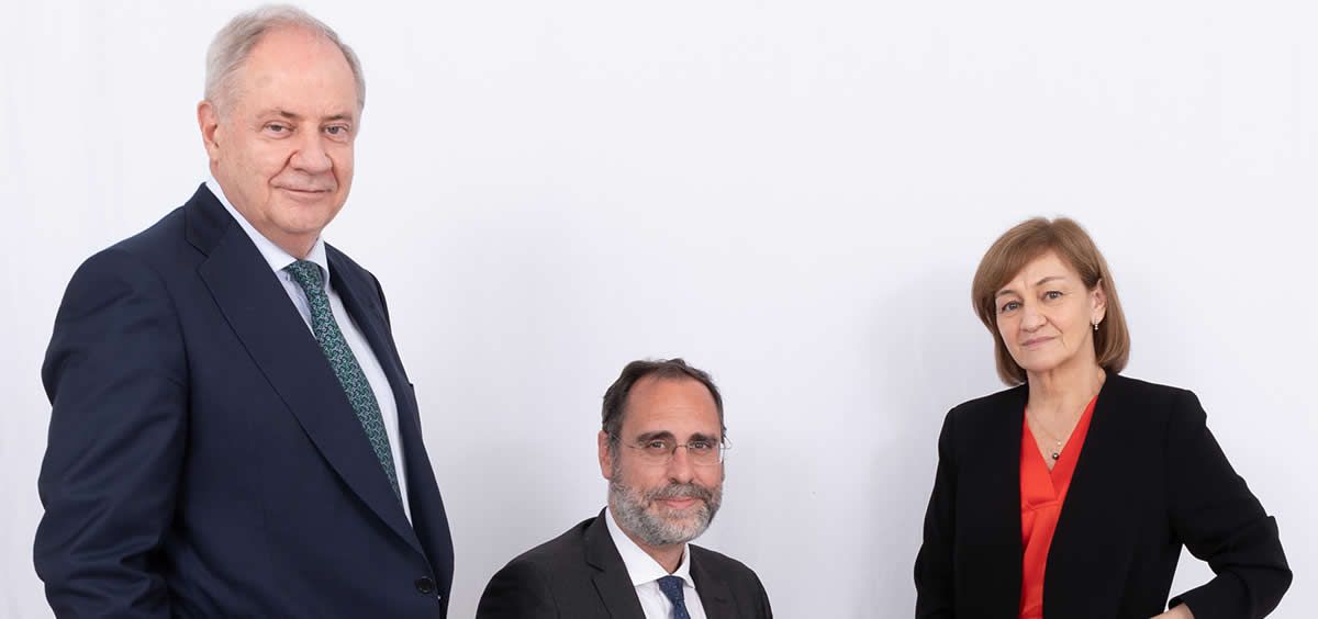 De izq. a dhca., Santiago de Torres, Presidente de Atrys Health; José María Huch, CFO de Atrys Health e Isabel Lozano, CEO de Atrys Health. 