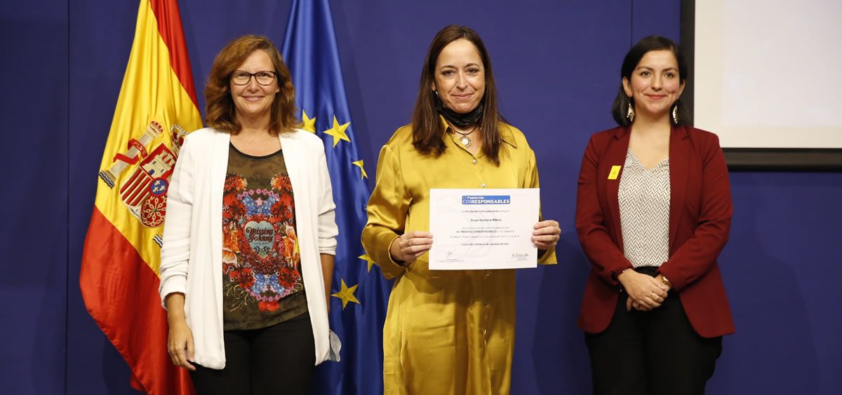 La directora de Comunicación, Márketing y RSC de Ribera, Angélica Alarcón, en la recogida del premio (Foto. ConSalud)