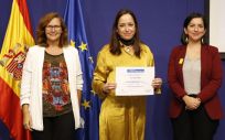 La directora de Comunicación, Márketing y RSC de Ribera, Angélica Alarcón, en la recogida del premio (Foto. ConSalud)