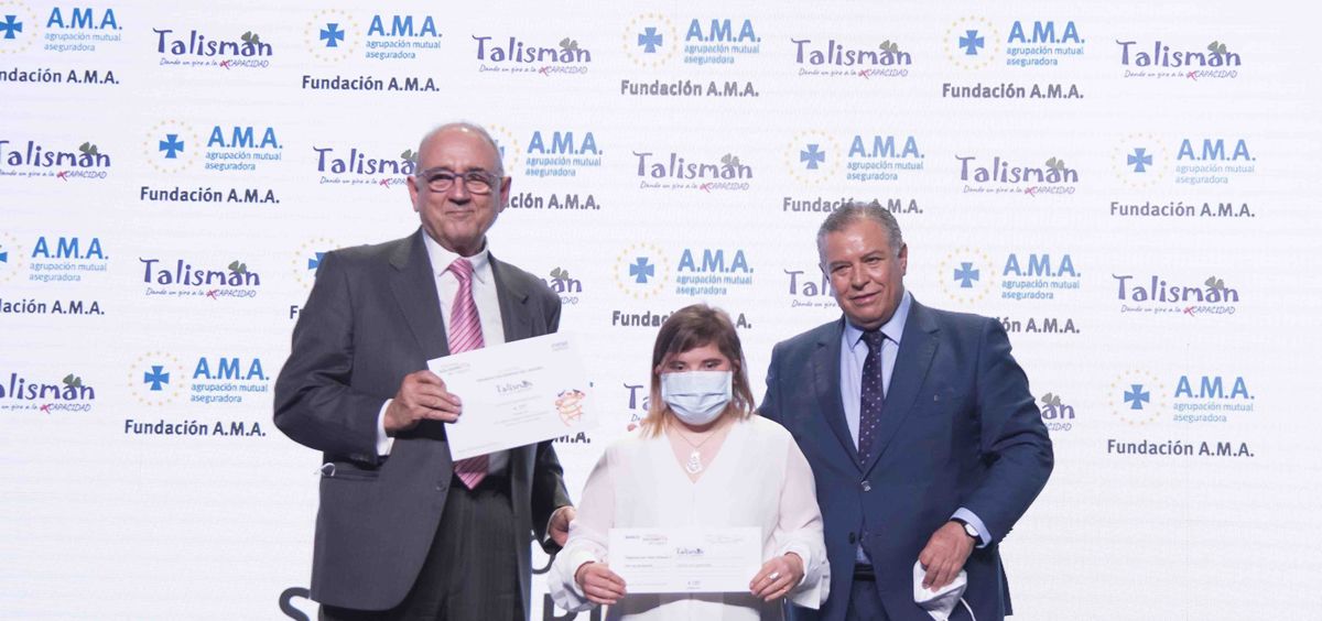 Premio de la Fundación A.M.A. a la Asociación Talismán por su proyecto 'Ciencia con Capacidad'. (Foto. A.M.A.)