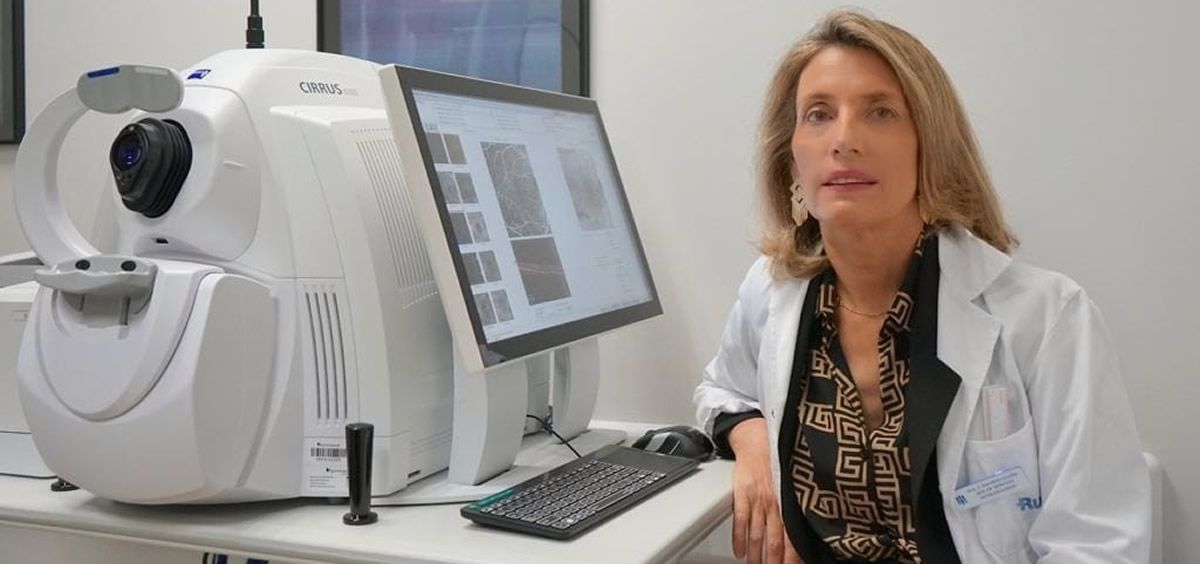 La doctora Isabel Garabito con la nueva unidad OCT Cirrus 6.000