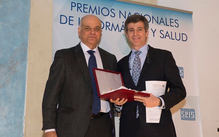 De izd. a drcha.: Juan Antonio Vargas y Adolfo Fernández-Valmayor.