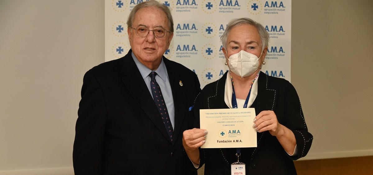 Diego Murillo, presidente de la Fundación A.M.A., junto a una de las premiadas.