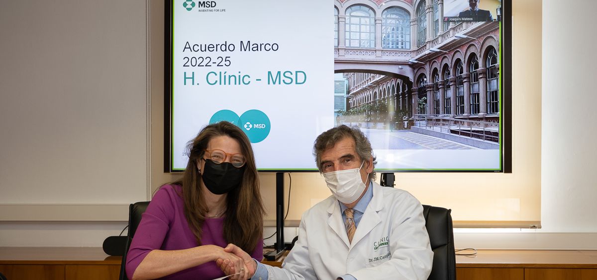 De izq. a dcha.: Ana Argelich, directora general de MSD en España; y el doctor Josep M. Campistol, director general del Hospital Clínic