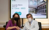De izq. a dcha.: Ana Argelich, directora general de MSD en España; y el doctor Josep M. Campistol, director general del Hospital Clínic