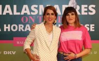 Laura Baena, fundadora del Club de Malasmadres, junto a la cantante Rozalén