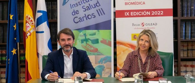 Cristóbal Belda, director general del Instituto de Salud Carlos III (ISCIII); y María Río, vicepresidenta y directora general de Gilead España, durante la firma del convenio (Foto. Gilead) 