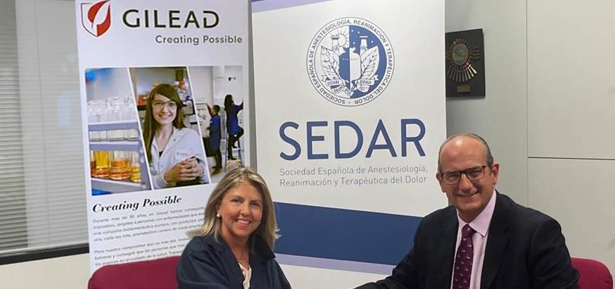 María Río, Vicepresidenta y Directora General de Gilead Sciences España, y Javier García, presidente de SEDAR (Foto. SEDAR)