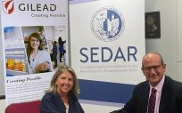 María Río, Vicepresidenta y Directora General de Gilead Sciences España, y Javier García, presidente de SEDAR (Foto. SEDAR)