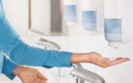 Tork recurre a la realidad virtual para formar sobre higiene de manos al personal de residencias