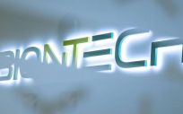 El logo de la compañía BioNTech en su planta de producción en Marburgo (Alemania) (Foto. Boris Roessler - DPA)