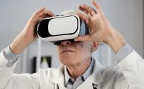 Médico con gafas de realidad virtual (Foto. Freepik)