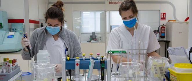 Dos profesionales de Ribera Lab, en el laboratorio central
