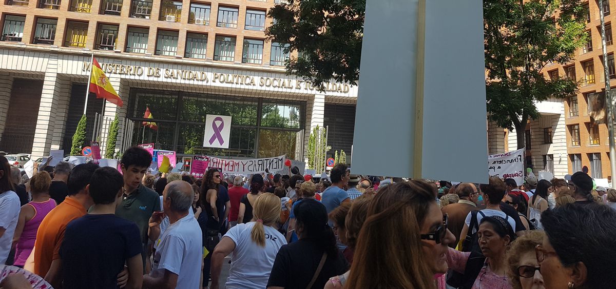 Afectados de iDental protestando ante las puertas del Ministerio de Sanidad