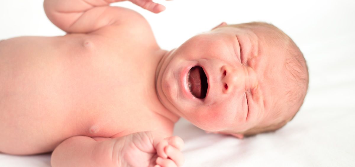 En el cólico el bebé mantiene un lloro prolongado y esta situación persiste
