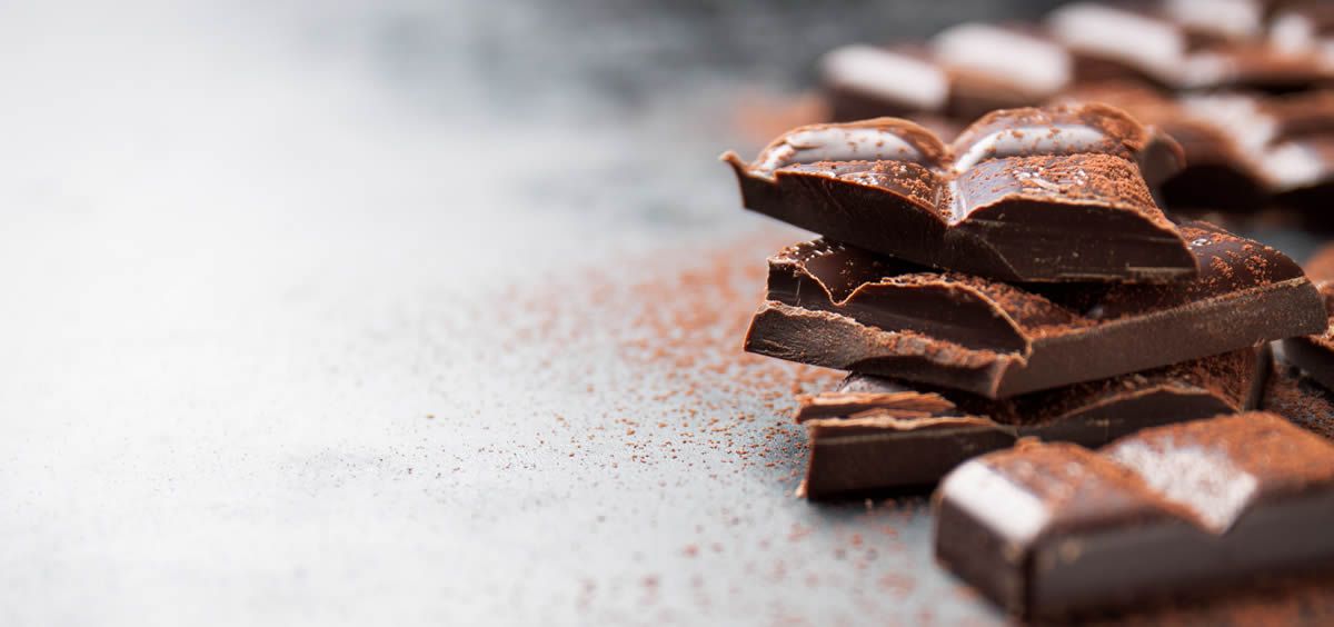 El chocolate negro contiene varios compuestos que poseen propiedades antioxidantes, como los flavanoles y los polifenoles