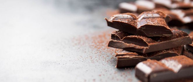 El chocolate negro contiene varios compuestos que poseen propiedades antioxidantes, como los flavanoles y los polifenoles