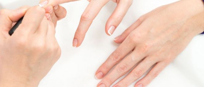 Tener unas uñas perfectas y bien cuidadas es muy sencillo si utilizamos los productos adecuados para ello (Foto de Freepik)