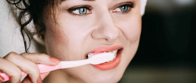 La pasta dental con carbón de leña está siendo muy utilizada como herramienta para blanquear los dientes (Foto. Freepik)