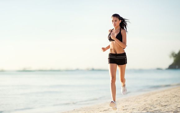 Cinco trucos para correr por la playa este verano