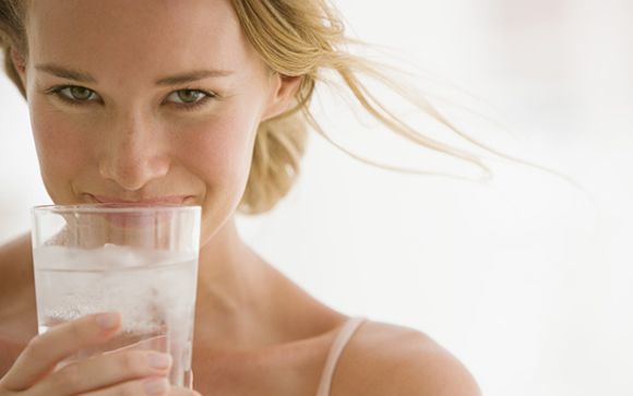 Adiós al mito de que beber agua fría adelgaza